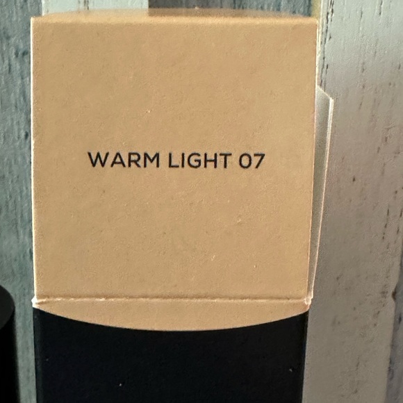 bareMinerals BAREPRO Makeup Performance Wear Liquid Foundation In Warm Light 07 - Picture 4 of 6